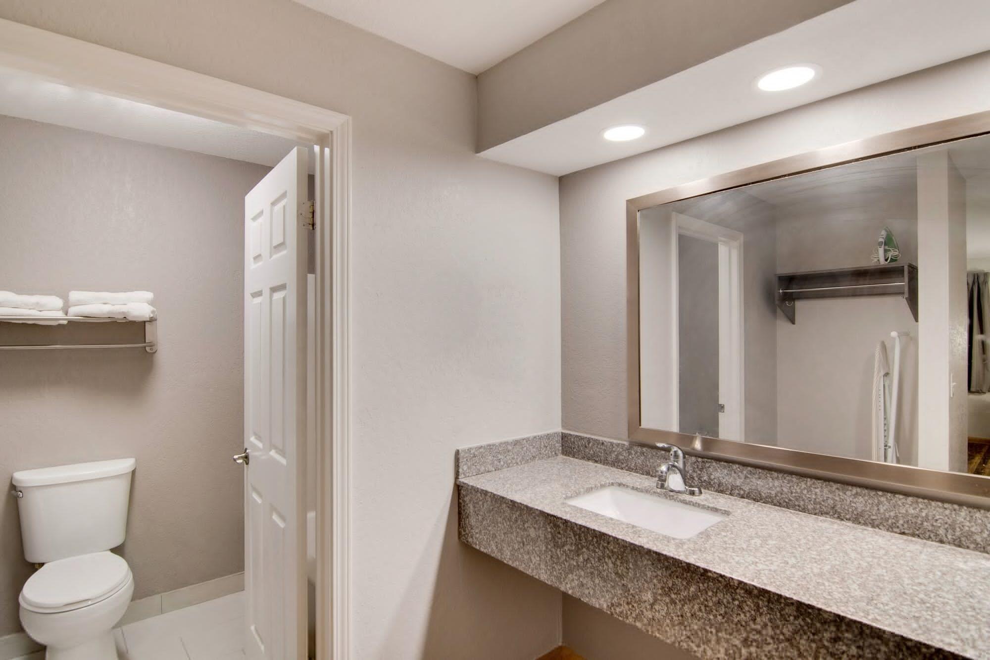 Red Roof Inn & Suites Pensacola-Nas Corry Beach Haven Ngoại thất bức ảnh